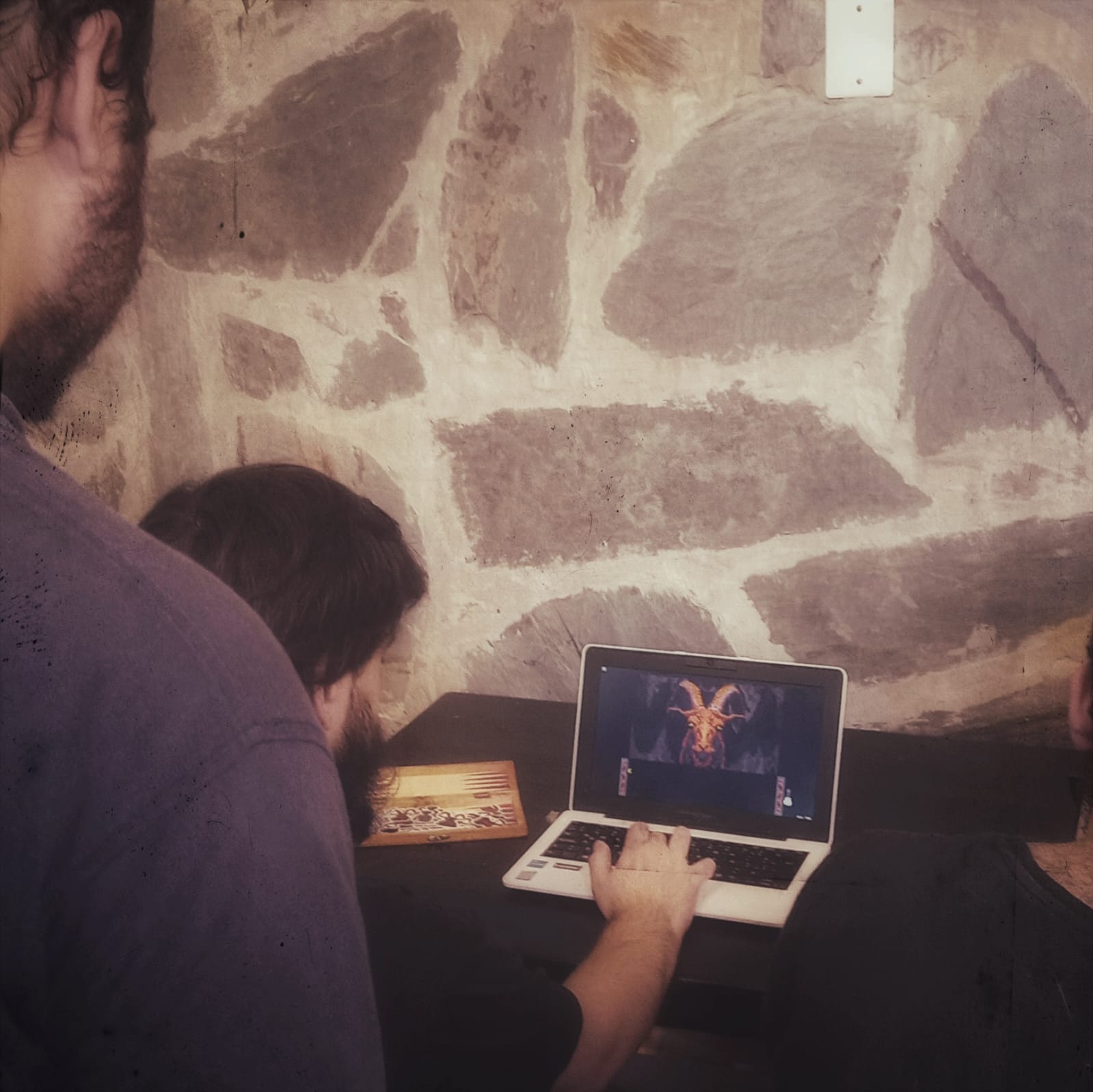Jugadores testeando Mambo de Condenados en la Game Jam